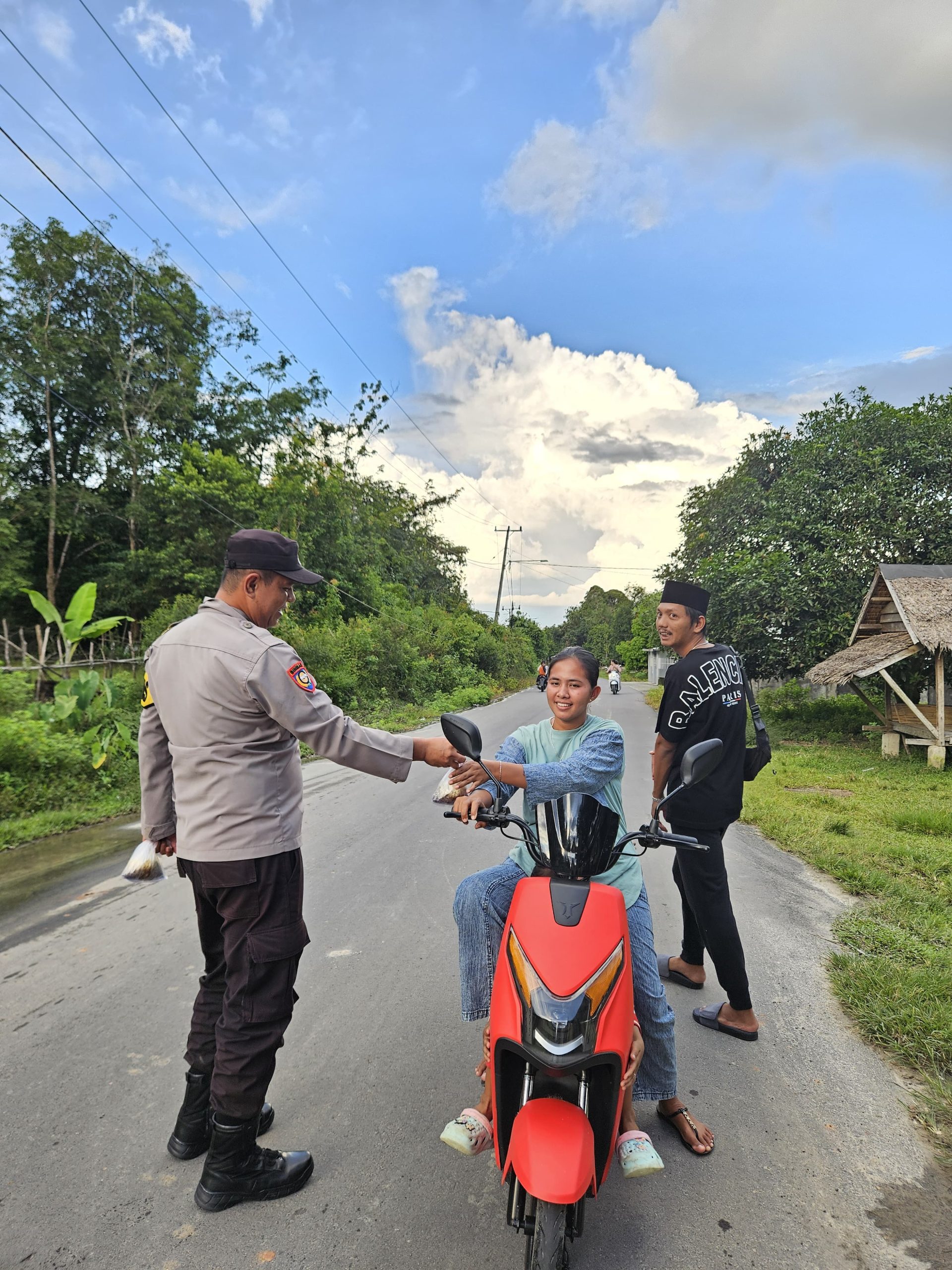 Menjelang Buka Puasa, Polsek Penukal Utara Bagikan Takjil Warga 