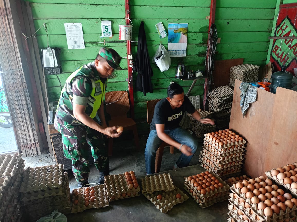 Pastikan Harga Kebutuhan Pokok Stabil, Babinsa Komsos ke Grosir Telur