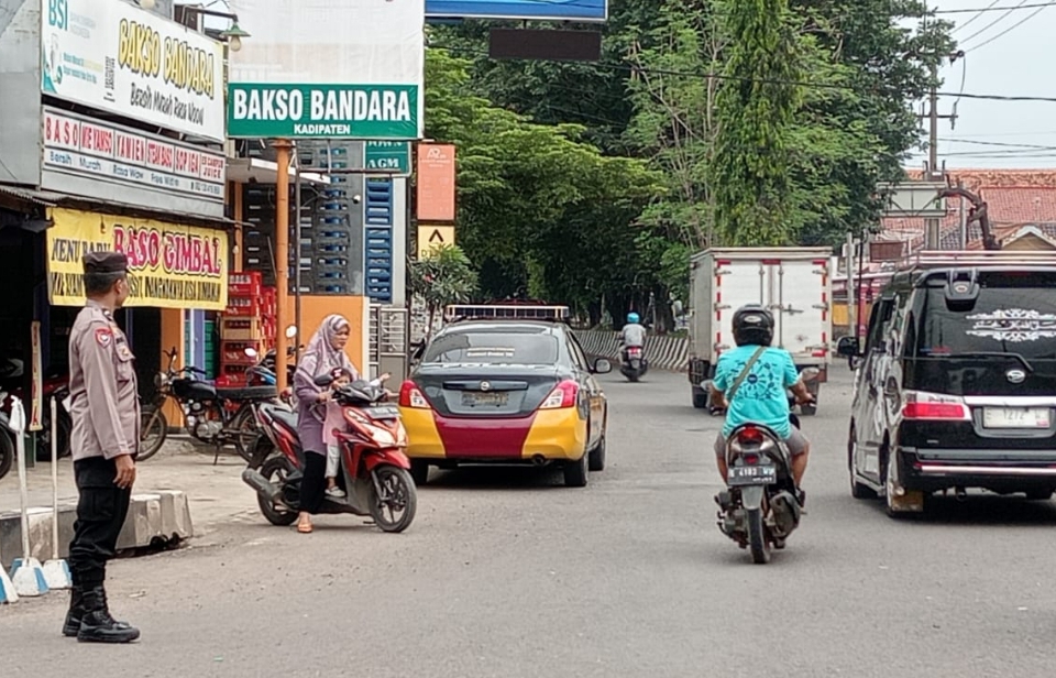 Pastikan Keselamatan Pengguna Jalan, Aipda Mulani dan Aipda Ujang Sujana Laksanakan Gatur Lantas