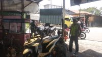 Komsos Di Bengkel Motor, Babinsa Berikan Motivasi Kepada Pelaku UMKM