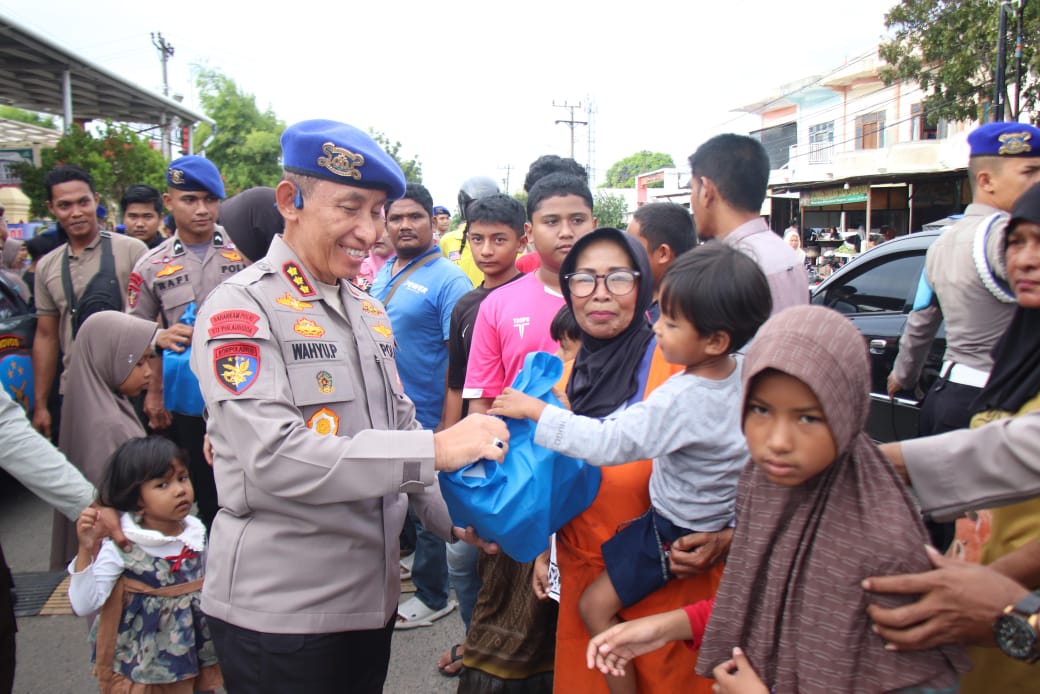 Dirpolairud Polda Aceh Turun Langsung Bagikan Takjil untuk Masyarakat