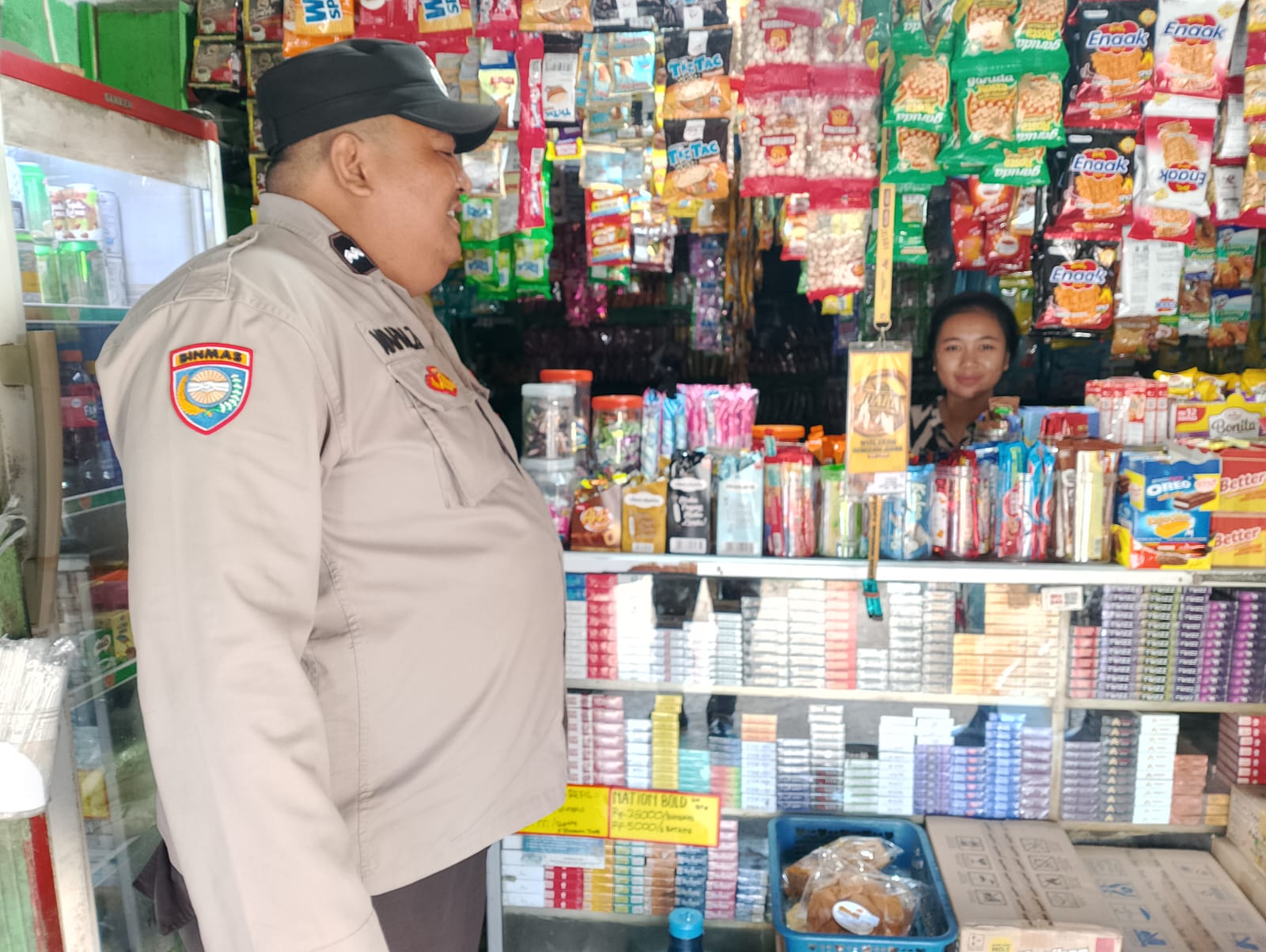 Bhabinkamtibmas Polsek Rangkasbitung Temui Warga Pemilik Warung Sampaikan Pesan Kamtibmas