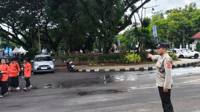 Kanit Sabhara Polsek Rangkasbitung Polres Lebak Gatur Lalin Di Alun Alun Rangkasbitung Urai Kemacetan