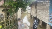 Polsek Tanah Abang Lakukan Monitoring Debit Air Banjir Luapan Sungai Lematang 