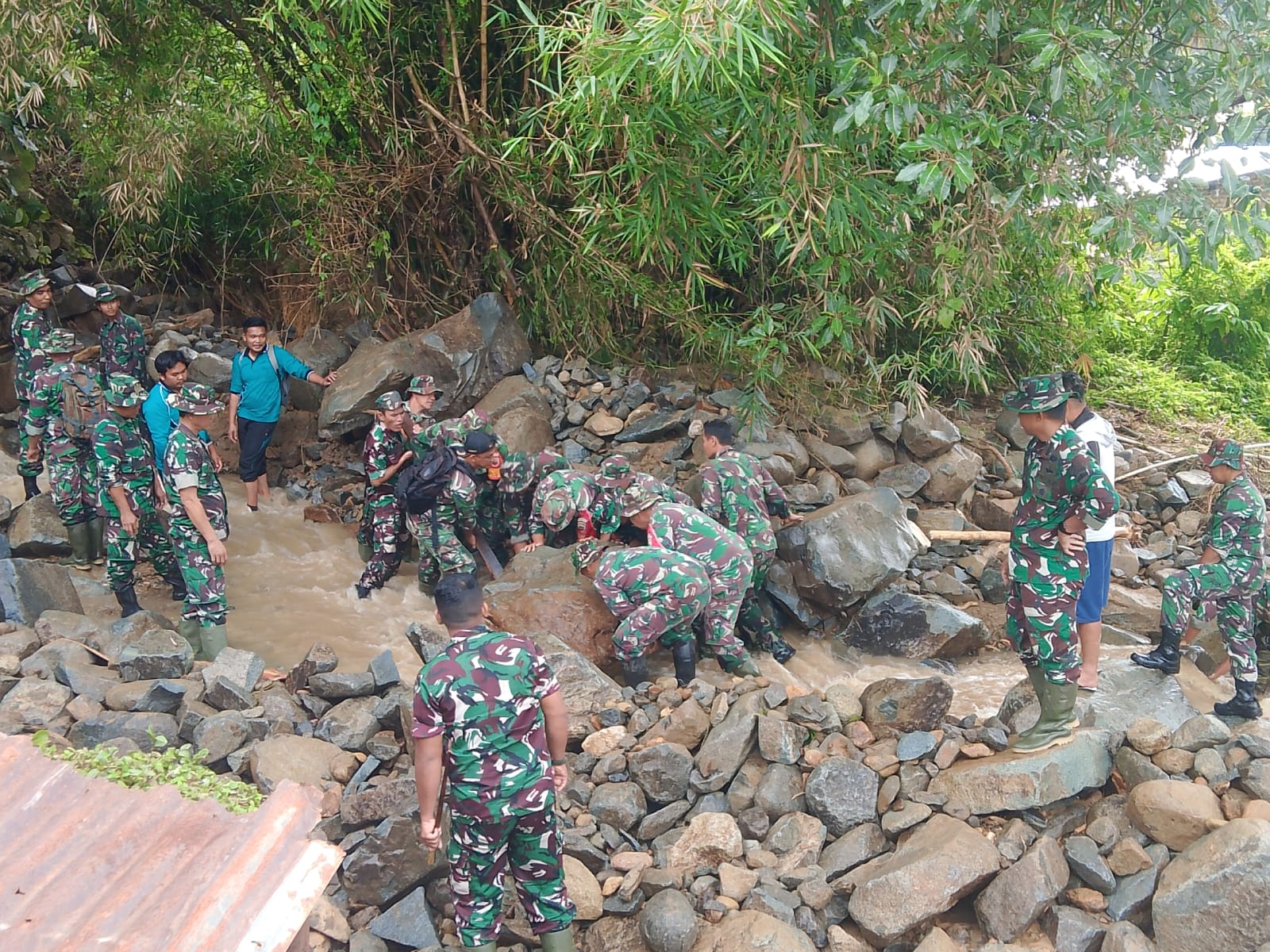 Korem 022/PT, Kodim 0207, dan Forkopimda Simalungun Sigap Bantu Evakuasi dan Normalisasi Banjir di Parapat