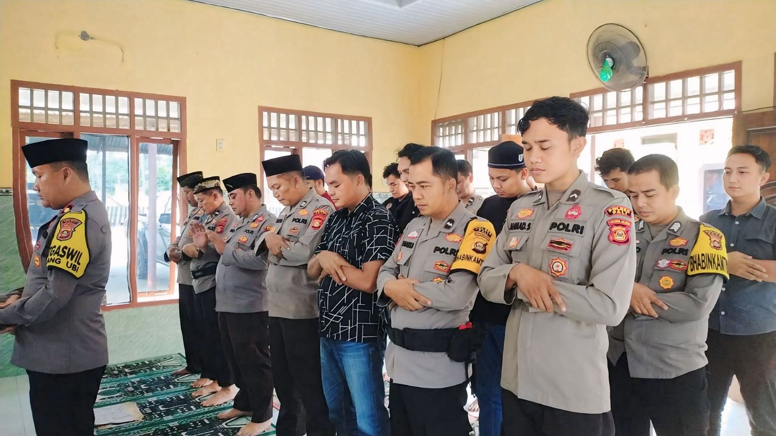 Polsek Talang Ubi Gelar Shalat Ghaib untuk Tiga Anggota Polri yang Gugur di Way Kanan