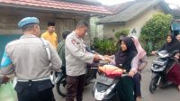 Peduli dan Solidaritas Antar Warga, Polsek Tanah Abang Bagikan Takjil Kepada Warga Sekitar 