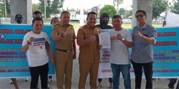 Diduga Penyalahgunaan Wewenang Jabatan, Kantor Pemkab Kabupaten OKI di Unjuk Rasa