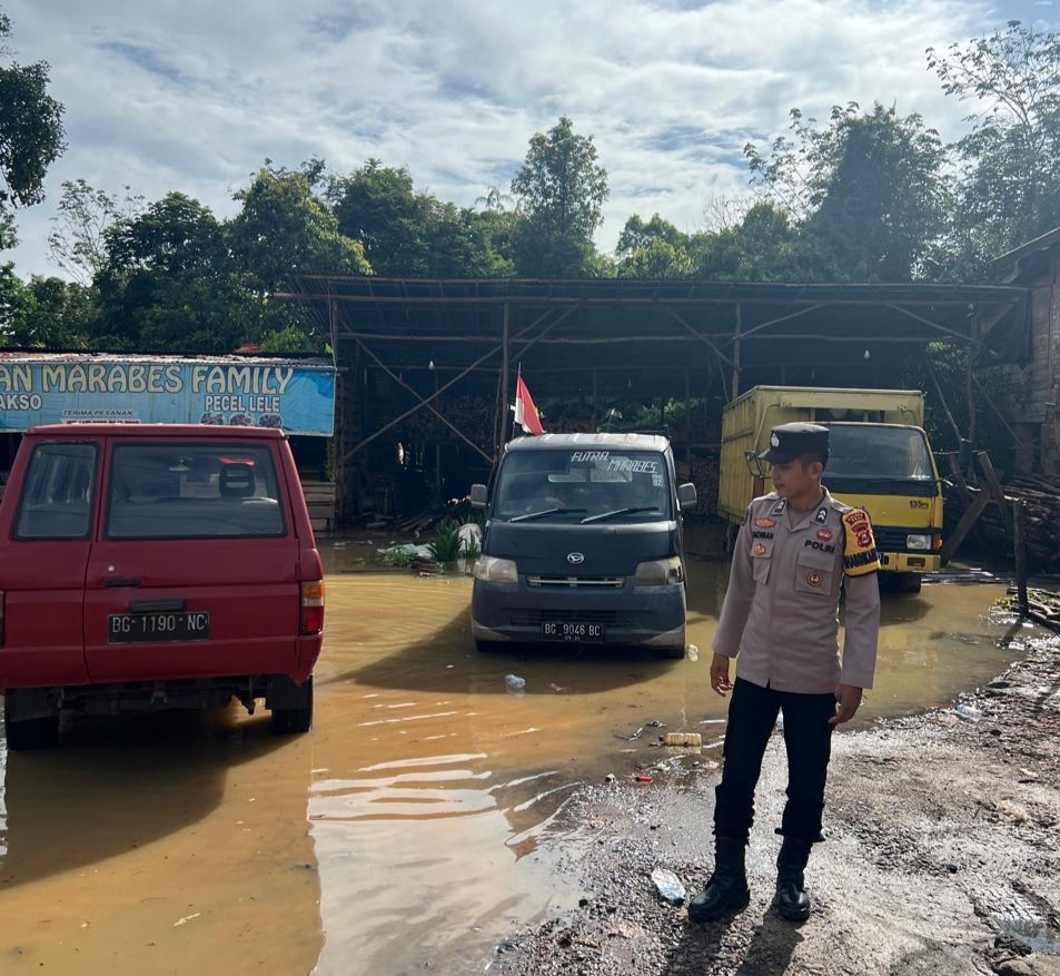 Bhabinkamtibmas Polsek Talang Ubi Monitoring Banjir Akibat Hujan Deras 