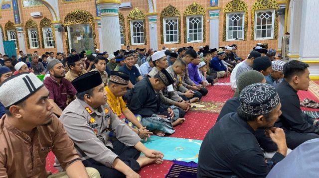 Pererat Silaturahmi dengan Masyarakat, Kapolres Toraja Utara Gelar Tarawih Keliling di Masjid Agung Rantepao