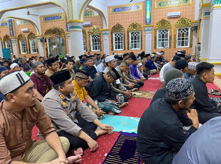 Pererat Silaturahmi dengan Masyarakat, Kapolres Toraja Utara Gelar Tarawih Keliling di Masjid Agung Rantepao