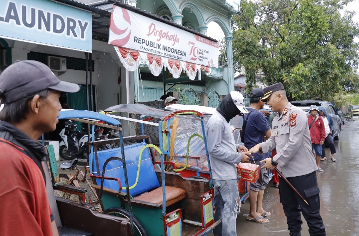 Kapolres Pinrang Bagikan Takjil kepada Tukang Becak di Bulan Suci Ramadhan