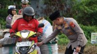 Kapolres Luwu Turun Langsung Bagikan Takjil, Ajak Pengendara Utamakan Keselamatan