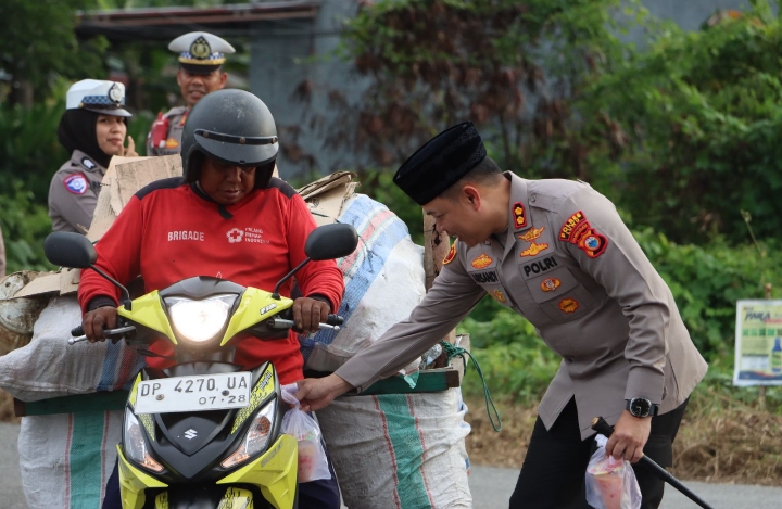 Kapolres Luwu Turun Langsung Bagikan Takjil, Ajak Pengendara Utamakan Keselamatan