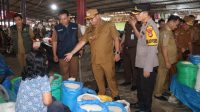 Jaga Stabilitas Harga Pangan, Wakapolres Toraja Utara Sidak Pasar Bersama Forkopimda