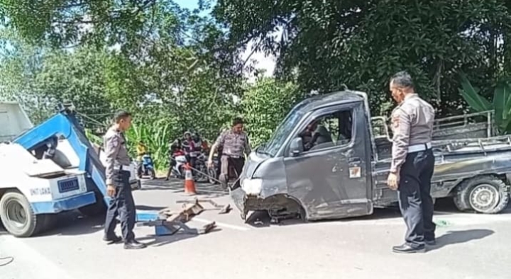 Kasat Lantas Polres Bone Bersama Anggota, Gerak Cepat Tangani Laka Tunggal di Desa Lattekko