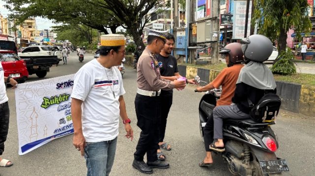 Gandeng Komunitas Mobil, Satlantas Polres Bone Bagi Takjil ke Pengguna Jalan