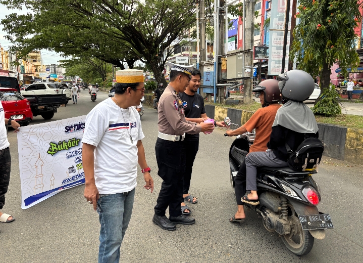 Gandeng Komunitas Mobil, Satlantas Polres Bone Bagi Takjil ke Pengguna Jalan